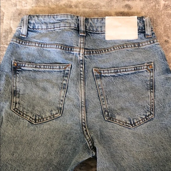 Light Washed High Rise Zara Jeans (US-2) - Picture 4 of 5